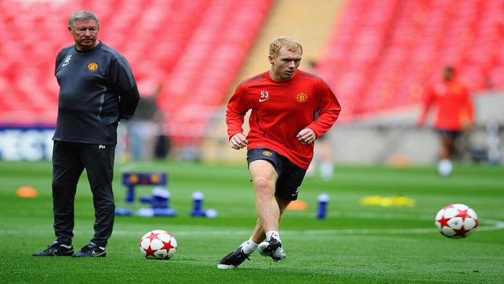 Sir Alex Ferguson watches Paul Scholes training